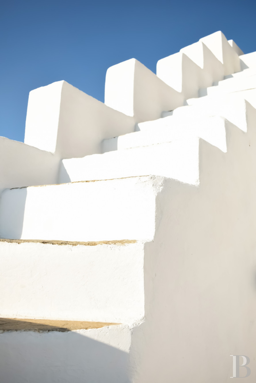 À Tinos, dans les Cyclades, une maison du 17e siècle tout de blanc vêtue - photo  n°2
